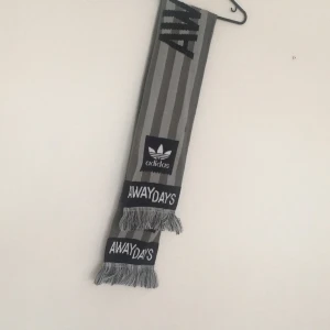  - Adidas Away Days halsduk. Semianvänd.