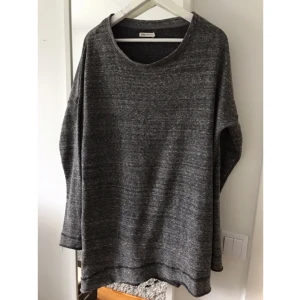  - Tröja från One teaspoon. I bra skick. Storlek S men passar M väldigt bra med då den är oversize.