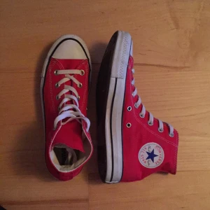  - Som nya!! Röda Höga Converse - Äkta - Använda fåtal gånger pga. köp av fel storlek. Mötas upp eller så postar jag dem