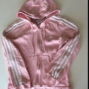  - Jätte fin baby rosa adidas hoodie i retro stil med luva. Fin i skick. Kan skickas mot frakt kostnad: 56kr.