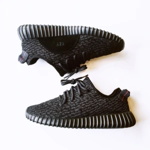  - UA Yeezy boost 350 Pirate Black.  Storlek: 43 1/3.  Säljer pga platsbrist och flytt.  Kan skickas mot frakt (UA=inte äkta)