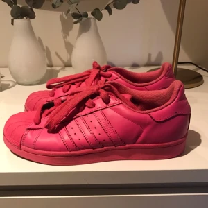  - adidas Superstar sneakers från Pharell Williams kollektion "supercolor", färgen heter Semi Solar Pink. Fint skick!