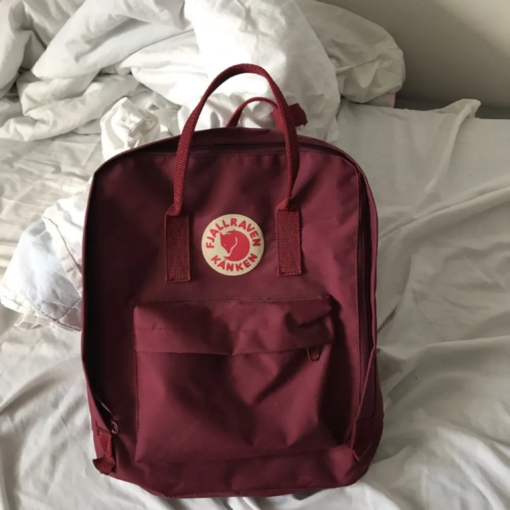 vinröd kånken väska (inte äkta, men ser exakt likadan ut)! använd ca 4 ggr så i super bra skick. köparen står för frakten 🤘🏼✨ . Väskor.