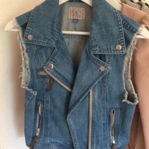  - Jeansväst, uppskattningsvis storlek XS-S, kan passa en liten M!