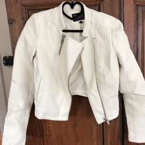  - Imitations skinnjacka köpt från Bershka. 