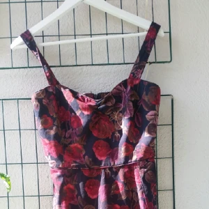  - jättefin klänning från Monki som tyvärr aldrig kommer till användning. Trasigt 'spänne' men bara att klippa bort för den behövs inte då dragkedjan fungerar utmärkt själv.