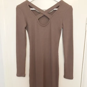  - Helt oanvänd klänning från Chiquelle. Moccafärgad och med korsade band i ryggen.