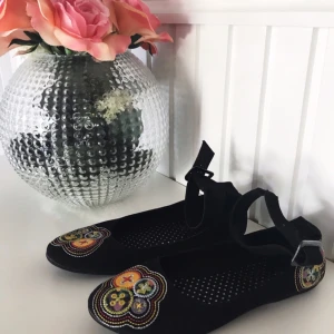  - Ballerinaskor från Tiamo med band runt vristen. Säljes för 50kr, frakt tillkommer. 