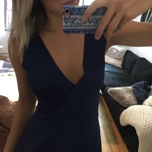  - Klänning med V-ringning. Härlig blå färg som på sista bilden 