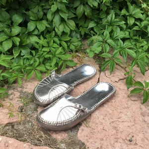  - Söta silvriga sandaler. Använda några gånger. Bekväma dessutom! 