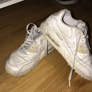  - Säljer mina Nike air Max använd 1 år ganska bra skick t 