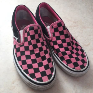  - Sparsamt använda Vans i storlek US Woman 6, skulle säga storlek 36. 