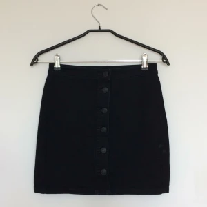  - Kjol med liten fläck som är synlig på bilden. Till höger på bilden. Går säkert bort med någon husmors-metod.