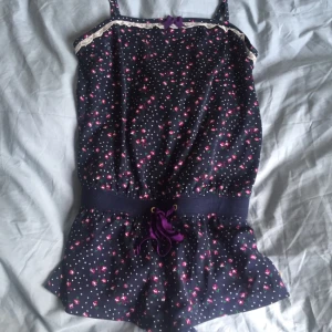  - Jättesöt pyamas i shortsmodell med smala axelband. 