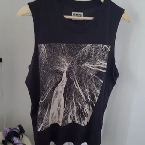  - Snyggt linne från weekday. Storleken är XS, men jag är en 38 & på mig sitter det loose. Priset är inklusive frakt🌼