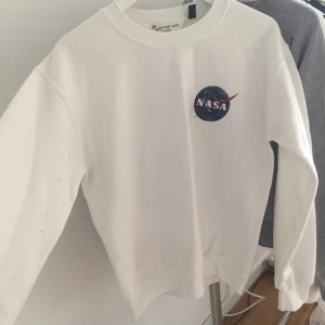  - Sweatshirt med NASA-tryck på från topshop, liten fläck på i fram (ska försöka få bort) 
