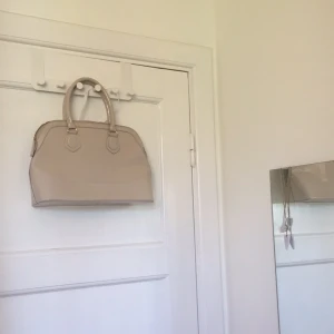  - Säljer denna lackade beiga väska köpt i England! Köptes för 200kr och är aldrig använd!🎀 köparen står för frakt