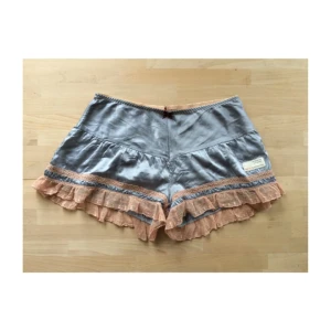  - Superfina sidenshorts från Odd Molly. Väldigt sköna mot huden och stretch i midjan. Sparsamt använda.