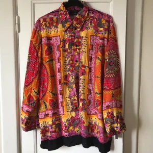  - HÄFTIGASTE, färggladaste skjortan. Har fått oändligt med komplimanger för den, använder den dock inte längre så tycker den förtjänar ett nytt hem. Svalt tyg. 😊