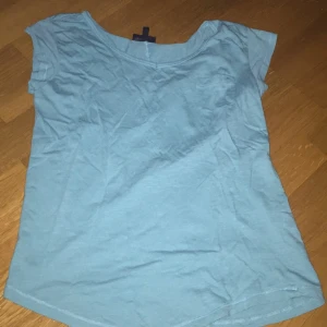 - T-shirt från kappAhl. Inköpt på barnavdelningen men passar en xs