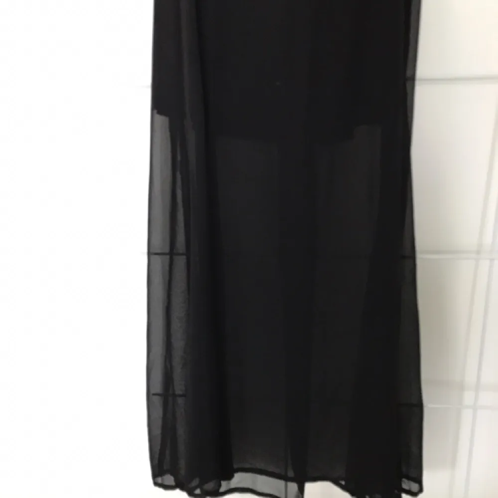 Transparent långkjol med svart kortare underkjol, inköpt för några år sedan men endast använd 2 gånger.. Kjolar.