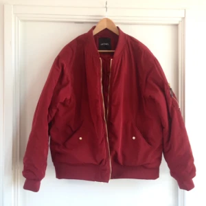  - Röd bomberjacka från monki  Stor och underbar, en riktig "go-to-jacka" om man inte hittar nått man gillar i garderoben   Frakt ingår i priset 🌸  