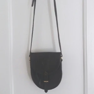  - Mulberry väska som min mamma köpte på 80-talet. Fint skick, saknar en liten plupp vid spännet, därför säljer jag den till en mycket bra pris nu.