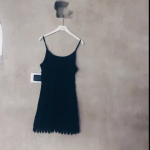  - Klänning med spets med resår i midjan! Aldrig använd :)