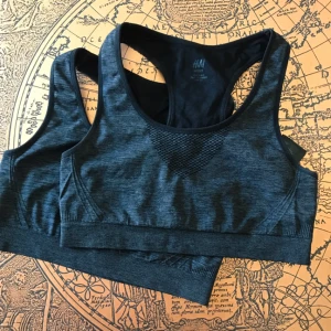  - Fullt träningsset från HMs höst kollektion 2016.  Allt i svart, grått och guld. Hör ihop med vindjackan!   T-shirt - S Sport BHar - M Byxor - 38