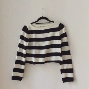  - Kort tröja med breda ränder från jumperfabriken.