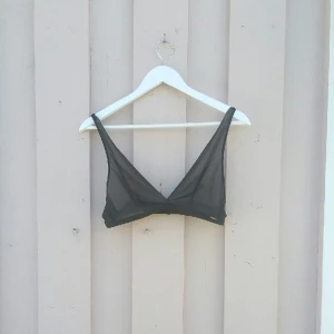  - Transparent svart bralette från Ella.M /Lindex. Snygg stretchig passform, kupstorlek ca C. Aldrig använd.