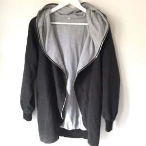  - Cool jacka med stor luva, mjukt ljusgrått foder och mörkgrått yttertyg.  Köpt från Kittsch Kandy / USA. Liten storlek, passar xs-s. 