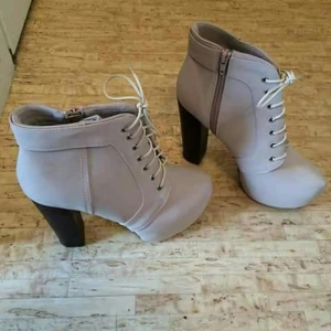 Tiamo skor  - Tiamo skor. Passar även en stl 39. oanvänd. 