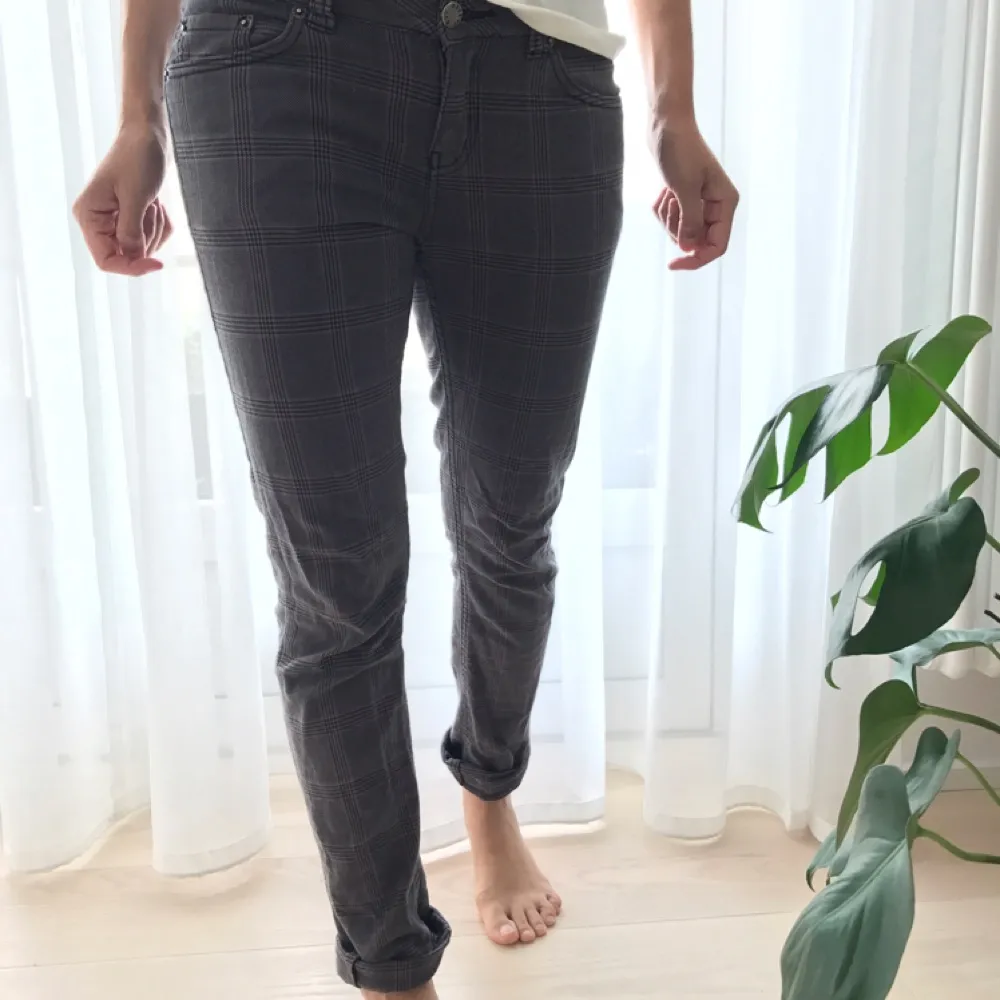 Pattern jeans, grey & black. Size XS. Used a couple of times, but still in really good shape. Stretchy = really comfortable! Shipping will be added. Payment through SWISH.. Jeans & Byxor.