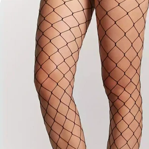 Nätstrumpbyxor - Säljer ett par nätstrumpbyxor ifrån Forever 21 då jag råkade beställa 2st. Helt oanvända och oöppnade! (Obs första bilden är lånad) Frakt tillkommer på 22kr🤍