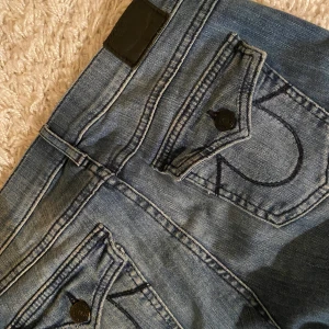 True religion jeans  - Snygga jeans från True religion som sitter bra på! Säljer pga ingen användning, har endast använt dem 2 ggr. Jag är 178 så dem är långa, skriv för frågor!!