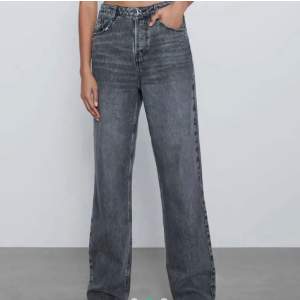 Säljer dessa gråa 90s highwaist full lenght zara jeans som är slutsålda. 