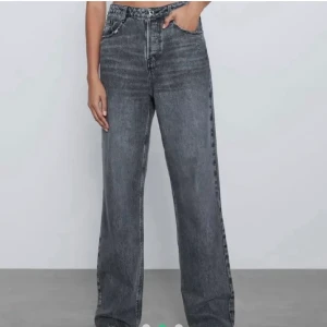 Gråa zara jeans - Säljer dessa gråa 90s highwaist full lenght zara jeans som är slutsålda. 