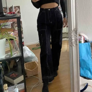 Byxor från Weekday - Svincoola byxor från weekday i lite snickarstil! Jättesnygga och bekväma. Säljer på grund av att jag inte använder dem så mycket som jag tänkte.