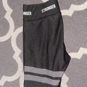 Tights från stronger i storlek M - Ett par mörkgråa träningstights från stronger i modellen ”carma”. De är i storlek M, men jag skulle säga att de passar en S också för att de är så stretchiga och formar sig efter kroppen. Köptes för 699kr och är endast använda 4 gånger. Så i bra skick! 😋