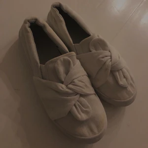 Skor med rosett  - Supergulliga skor med rosett, använda en gång! Köpta på Nelly för 199kr🤍 (små i storleken)