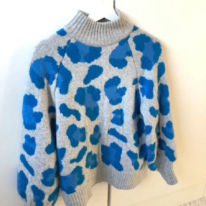 Stickad tröja - Jättemysig stickad tröja med blått mönster💕 Storlek M men passar enligt mig XS-L beroende på hur man vill att den sitter. Sitter lite oversized på mig som vanligtvis har S! Buda i kommentarerna☺️ Högsta bud just nu: 200 + frakt. Det går att buda fortfarande!