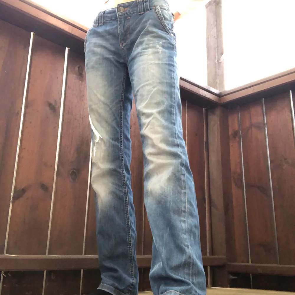 Snygga vintage lågmidiade jeans, beställde de på vintage hemsida med de var tvärr för stora. Kommer från esprit🤍🤍 Jag är 165cm lång, och det vid höger ficka är en liten ”slitning”. Midjemåttet cm i omkrets är: 74 och längden i cm är: 102. Tänker att vi gör en budgivning i kommentarerna. Jeans & Byxor.