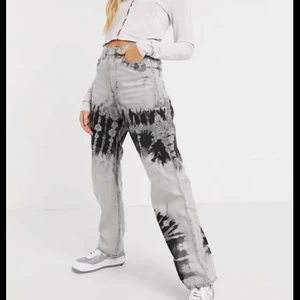 Weekday rowe jeans - Så coola jeans från weekday, i modellen rowe. Endast använda 2 gånger så superbra skick!! Storlek 26/30