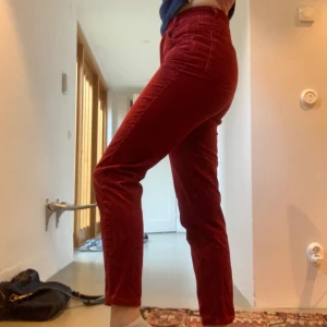 Röda manchesterbyxor från United Colors of Benetton - Köpte dessa byxor för två år sen på en second hand butik i Paris men har tyvärr inte använt de så mycket som jag önskat då de är liiiite tighta för min smak. Jag har 36 i vanliga fall och är 173 cm lång. OBS! Knappen är lite lös men lätt att fixa :)