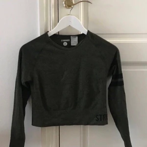 Crop top Stronger 195 - Crop top stronger, det står Stl M/L men jag är en S och den passar för mig.  195kr + frakt 44kr. Slutsåld på hemsidan. Som ny.