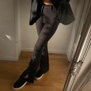Utsvängda kostymbyxor med slits  - Så fina utsvänga kostymbyxor från Zara med slits nedtill!! Köpta i spanien förra sommaren men knappt använt de.   Så jättebra skick!🖤