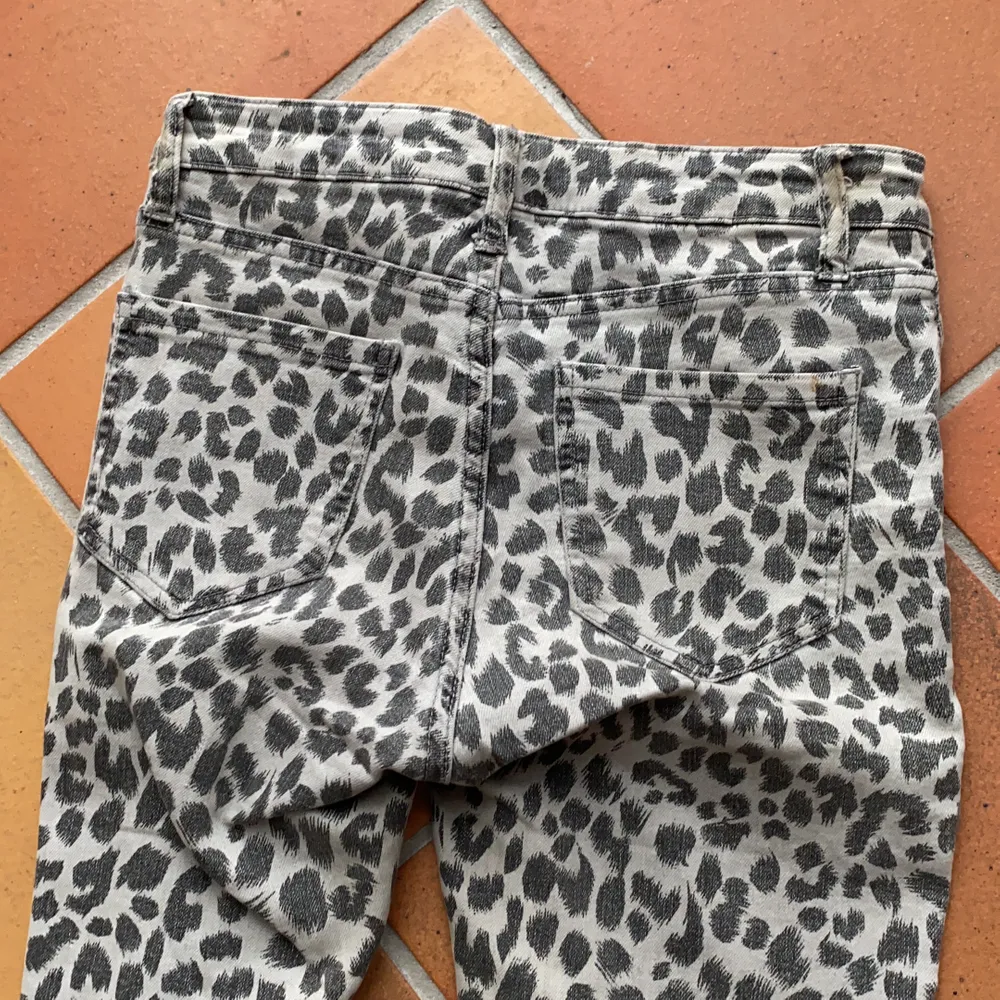 Tighta ljusgråa leopard jeans, från Lindex! Sitter som en smäck på mig som är 36/38. Stretchiga.. Jeans & Byxor.