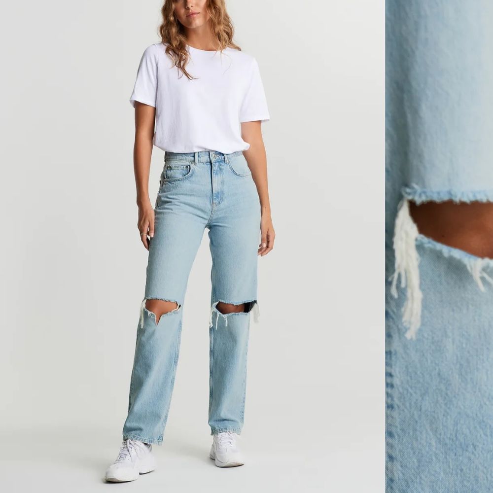 Säljer mina 90s high waist jeans pågrund av att dom blivit för stora, är använda max 2 gånger så är som nya!💕 om flera är intresserade så blir det budgivning! HÖGSTA BUD: 400 kr inklusive frakt. Jeans & Byxor.