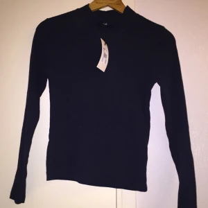  - Oanvänd från Bikbok! Blå färg. Ordinarie pris 199:-